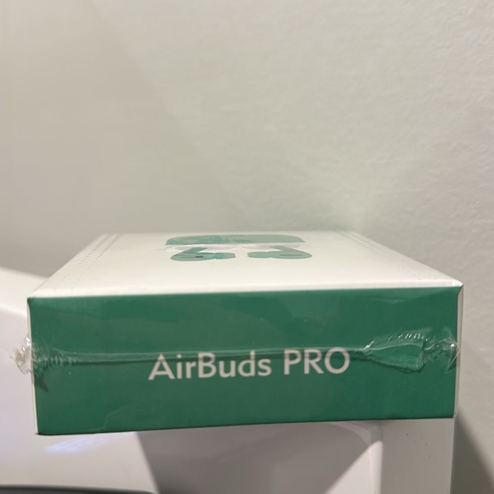 Green Wireless Earbuds - Picture 2 of 4